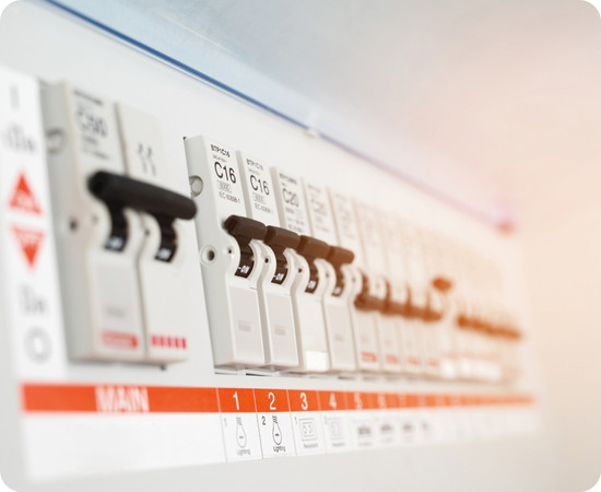 Vérifications des installations électriques, obligatoires en entreprise